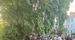 Milhares de bicicletas de cal sujam as ruas enquanto a limpeza começa depois que os observadores do céu se reúnem para se maravilhar com o eclipse