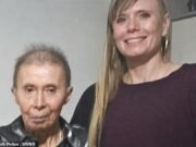 Mulher acusada de matar sua mãe com doença crônica ordena que drogas acabem com sua vida ‘para que ela possa sair com dignidade’
