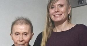 Mulher acusada de matar sua mãe com doença crônica ordena que drogas acabem com sua vida ‘para que ela possa sair com dignidade’