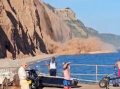 O momento em que ‘centenas de toneladas’ de rocha caíram na praia a poucos metros dos banhistas