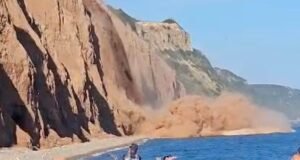 O momento em que ‘centenas de toneladas’ de rocha caíram na praia a poucos metros dos banhistas