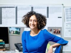 A escola pública dirigida pelo diretor mais rigoroso da Grã-Bretanha recebeu 70% de notas A/A*, apesar de Lucy Powell alegar que os alunos desfavorecidos estão sendo “decepcionados” ao se concentrarem nos estudos.