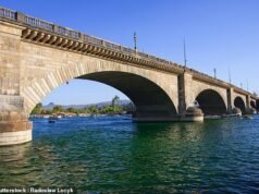 Criança salta para a morte da icônica Ponte de Londres, no Arizona, com tijolos enviados do local original no Reino Unido