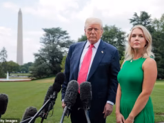 Carolyn Levitt é apanhada pela incômoda verdade após a renúncia de Trump