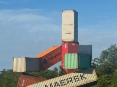 Uma batalha cômica eclodiu em East Hampton depois que um artista famoso criou uma escultura gigante feita de contêineres enferrujados.