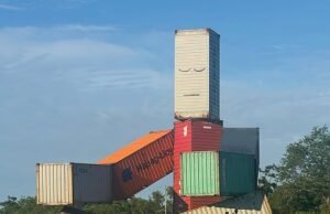 Uma batalha cômica eclodiu em East Hampton depois que um artista famoso criou uma escultura gigante feita de contêineres enferrujados.