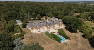 O proprietário do West Ham, David Sullivan, não precisa se preocupar com a proibição das mangueiras, já que a enorme piscina de sua mansão ainda está cercada por vegetação.