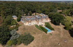 O proprietário do West Ham, David Sullivan, não precisa se preocupar com a proibição das mangueiras, já que a enorme piscina de sua mansão ainda está cercada por vegetação.