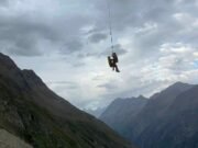36 caminhantes amadores, incluindo nove britânicos e bebês em carrinhos de bebê, foram resgatados de helicóptero nos Alpes depois de ficarem presos a 45 centímetros de uma queda acentuada, a 2.300 metros.