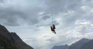 36 caminhantes amadores, incluindo nove britânicos e bebês em carrinhos de bebê, foram resgatados de helicóptero nos Alpes depois de ficarem presos a 45 centímetros de uma queda acentuada, a 2.300 metros.