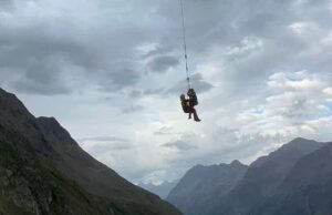 36 caminhantes amadores, incluindo nove britânicos e bebês em carrinhos de bebê, foram resgatados de helicóptero nos Alpes depois de ficarem presos a 45 centímetros de uma queda acentuada, a 2.300 metros.