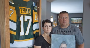 Uma discussão furiosa irrompe sobre o novo programa aterrorizante da Netflix, enquanto famílias de tragédias devastadoras afirmam que sua dor está sendo explorada em ataques violentos