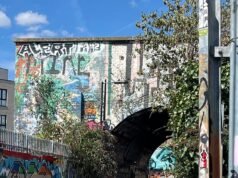 A história por trás dessa conclusão: entregadores que aparentemente trabalham para grandes marcas como Just Eat, Deliveroo e Uber Eats vivem em favelas para moradores de rua, onde nem sequer têm acesso a água corrente.