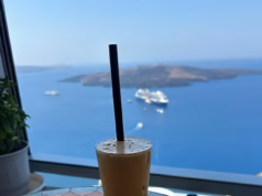 O lado negro de Santorini: alguns restaurantes na mágica ilha grega, uma das favoritas dos turistas sofisticados, estão visando os britânicos com contas extremamente inflacionadas