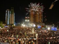 Um homem e uma criança foram mortos e quase 100 ficaram feridos em tiroteios comemorativos quando os paquistaneses declararam independência da Grã-Bretanha.