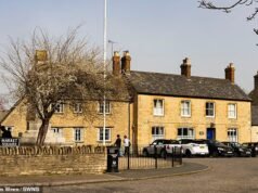 O que Butler Carson diria? Moradores do vilarejo de Downton Abbey, em Cotswolds, estão furiosos com os planos para 200 novas casas