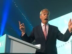 Farage afirmou que a vitória foi justificada, mas o órgão de fiscalização reabriu imediatamente uma investigação sobre o presente de £ 5 milhões, já que os conservadores consideraram a eleição suplementar uma farsa sem sentido.