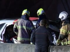 Um passeio de cinco horas em um Porsche termina em um acidente no lado errado da estrada – com três pessoas levadas às pressas para o hospital
