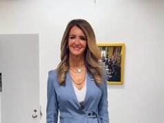 Kelly Loeffler, nova membro do gabinete de Trump, se torna viral por vídeo ‘estranho’ com pasta suspeitamente vazia