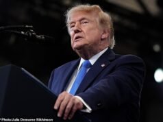 Trump criticado pela esposa do marinheiro do USS Lincoln pelas condições “terríveis” na “prisão flutuante de metal”… depois que a dura resposta do presidente provocou indignação