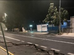 Um terremoto de magnitude 5 atingiu o destino turístico da Espanha durante a noite, rachando estradas e sacudindo edifícios