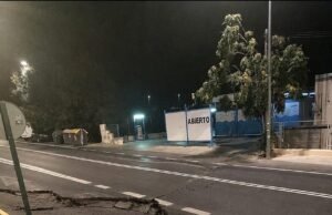 Um terremoto de magnitude 5 atingiu o destino turístico da Espanha durante a noite, rachando estradas e sacudindo edifícios