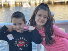 Comovente porque os dois filhos do casal, de 7 e 9 anos, estavam no barco quando o avô supostamente bêbado bateu o barco e os matou.