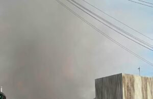 Casas foram evacuadas e um grande incidente foi declarado devido ao incêndio no showroom