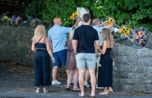 Os fãs de Bonnie Tyler alinharam-se nas ruas de sua cidade galesa para prestar suas homenagens após sua morte, aos 75 anos, antes de seu funeral na segunda-feira, quando um caixão contendo a estrela de Eclipse Total do Coração chegou antes de seu funeral na segunda-feira.