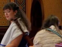 Momento assustador Sinagoga de Nova York atacada durante as orações de sexta-feira Momento assustador, lábio de mulher de 63 anos cortado e segurança de 65 anos morto