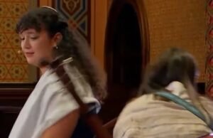 Momento assustador Sinagoga de Nova York atacada durante as orações de sexta-feira Momento assustador, lábio de mulher de 63 anos cortado e segurança de 65 anos morto