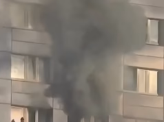Mulher balança no 11º andar de um prédio em chamas antes de pular ousadamente para um lugar seguro em um momento de arrepiar os cabelos