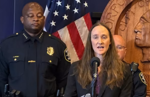 O pior constrangimento até agora para o malfadado prefeito de Seattle, quando os moradores locais apresentaram documentos para demiti-lo por desordem criminal, apenas sete meses depois de ele ter tomado posse.