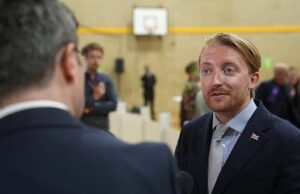 Político expulso dos Conservadores por ‘enviar fotos obscenas’ recebeu novo emprego na Reform