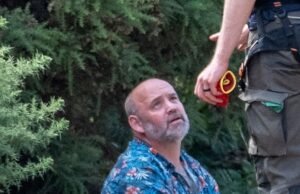 Que tolo ardente! Os guardas florestais têm palavras duras com as pessoas que cozinham em chamas perto da casa de campo do primeiro-ministro enquanto incêndios florestais queimam o Reino Unido