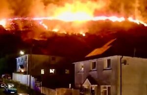Incêndio ‘terrível’ perto das casas das pessoas no País de Gales enquanto 200 soldados foram destacados para ajudar os bombeiros