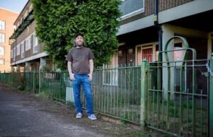 O último homem em uma propriedade abandonada da década de 1960 prometeu ficar, apesar de sua casa e centenas de outras estarem programadas para demolição.