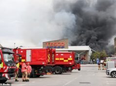 Lojistas e proprietários de casas foram evacuados devido ao incêndio no parque industrial