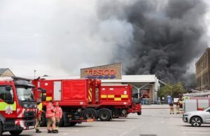 Lojistas e proprietários de casas foram evacuados devido ao incêndio no parque industrial