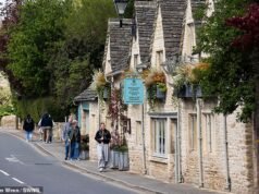 ‘A vila mais bonita da Inglaterra’ bloqueia novas lojas e cafés enquanto os moradores locais protestam contra o ‘turismo excessivo’ que obstrui estradas e lota estacionamentos