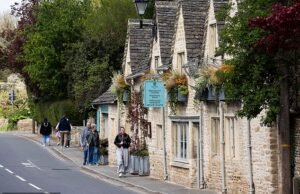 ‘A vila mais bonita da Inglaterra’ bloqueia novas lojas e cafés enquanto os moradores locais protestam contra o ‘turismo excessivo’ que obstrui estradas e lota estacionamentos