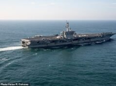 Navio dos EUA forçado a abandonar o último posto no Pacífico e corre para socorrer o USS Abraham Lincoln no Oriente Médio… enquanto marinheiros do porta-aviões devastado pela batalha descrevem condições de pesadelo