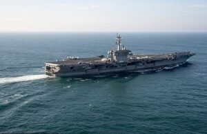 Navio dos EUA forçado a abandonar o último posto no Pacífico e corre para socorrer o USS Abraham Lincoln no Oriente Médio… enquanto marinheiros do porta-aviões devastado pela batalha descrevem condições de pesadelo