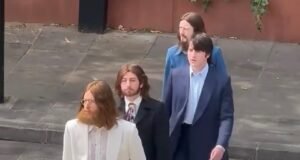 As estrelas da cinebiografia dos Beatles Barry Keoghan, Paul Mescal, Joseph Quinn e Harris Dickinson recriam a capa do álbum Abbey Road depois que o conselho local tenta interromper as filmagens em um local icônico
