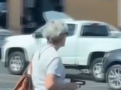 Avó do Arizona aponta arma para ladrão de loja em filmagem angustiante de estacionamento