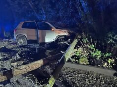 Família ficou sem energia depois que filho de 12 anos bateu o VW Tiguan de sua mãe em um poste telegráfico do lado de fora de sua casa