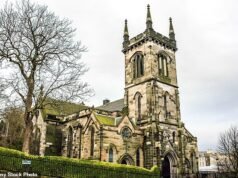 A casa histórica, que tem sua própria igreja, está à venda por ofertas superiores a £ 1 milhão