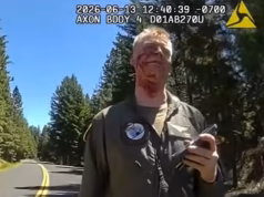 Um piloto de caça ensanguentado cumprimenta a polícia na beira da estrada após ser ejetado de um F-18 Hornet que caiu nas montanhas de Washington