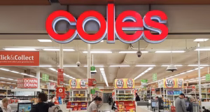 Woolworths e Coles estão investindo em testes de câmeras de reconhecimento facial que podem ver os clientes sendo escaneados sempre que entram em uma loja.