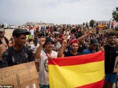 Centenas de migrantes de Ceuta protestam para exigir asilo em Espanha depois de dormirem na praia após o ‘ataque’ – enquanto os médicos lutam contra o surto de doença